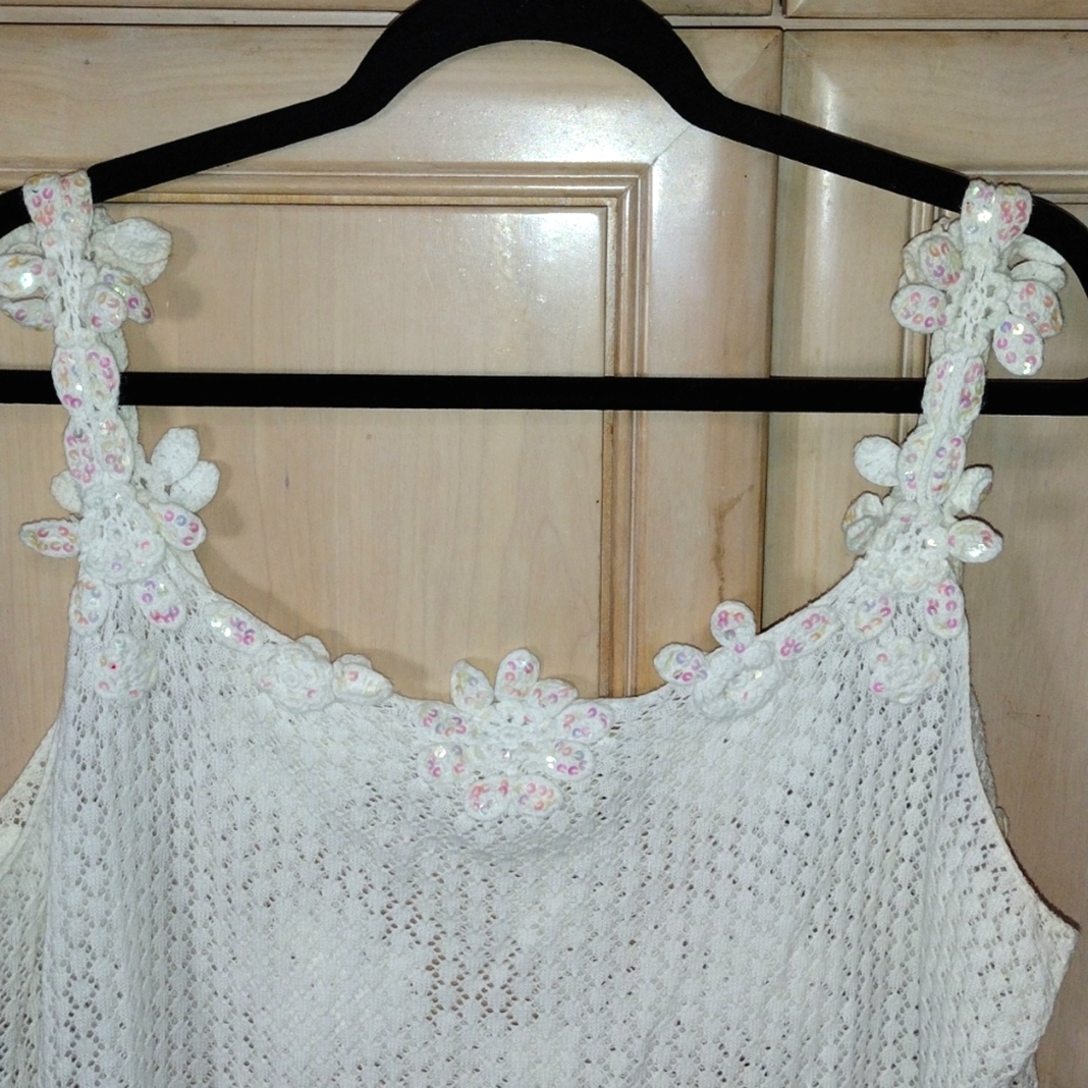 💥VINTAGE Newport News White Knit Tank Top With Delicate Sequin Crochet Flowers - Picture 8 of 13